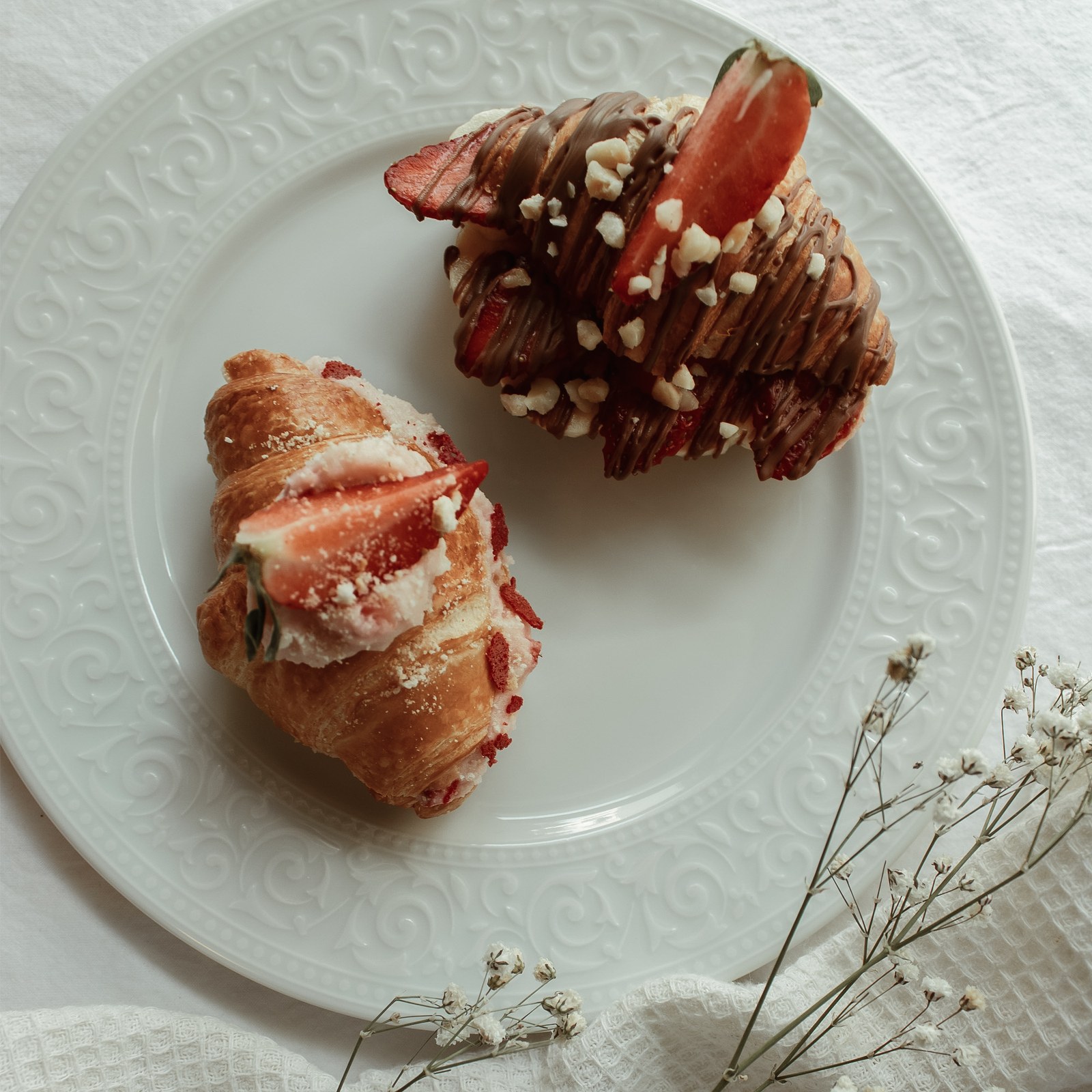 Jahodový a čokoládový croissant